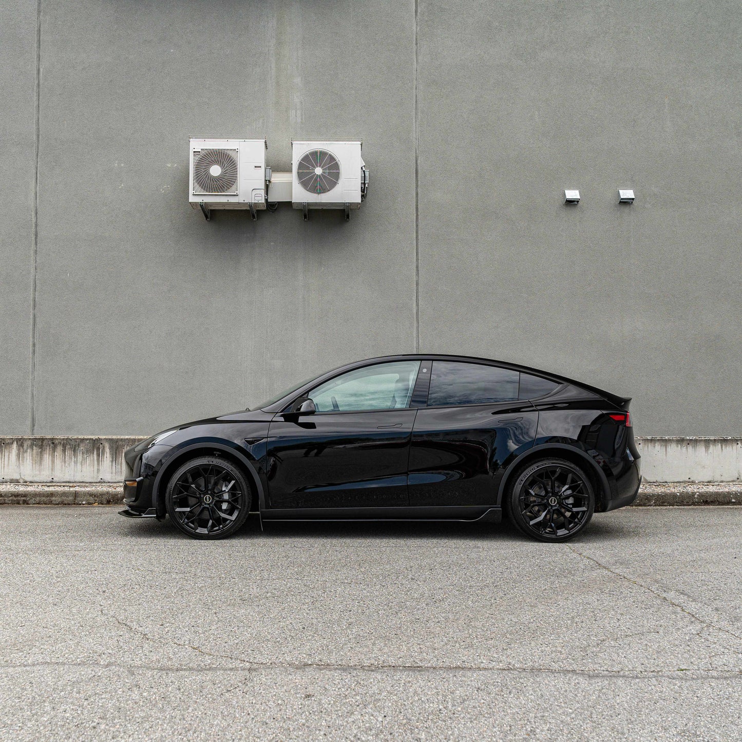 Model Y Sport Side Skirt Extensions - Gloss/Matte Black