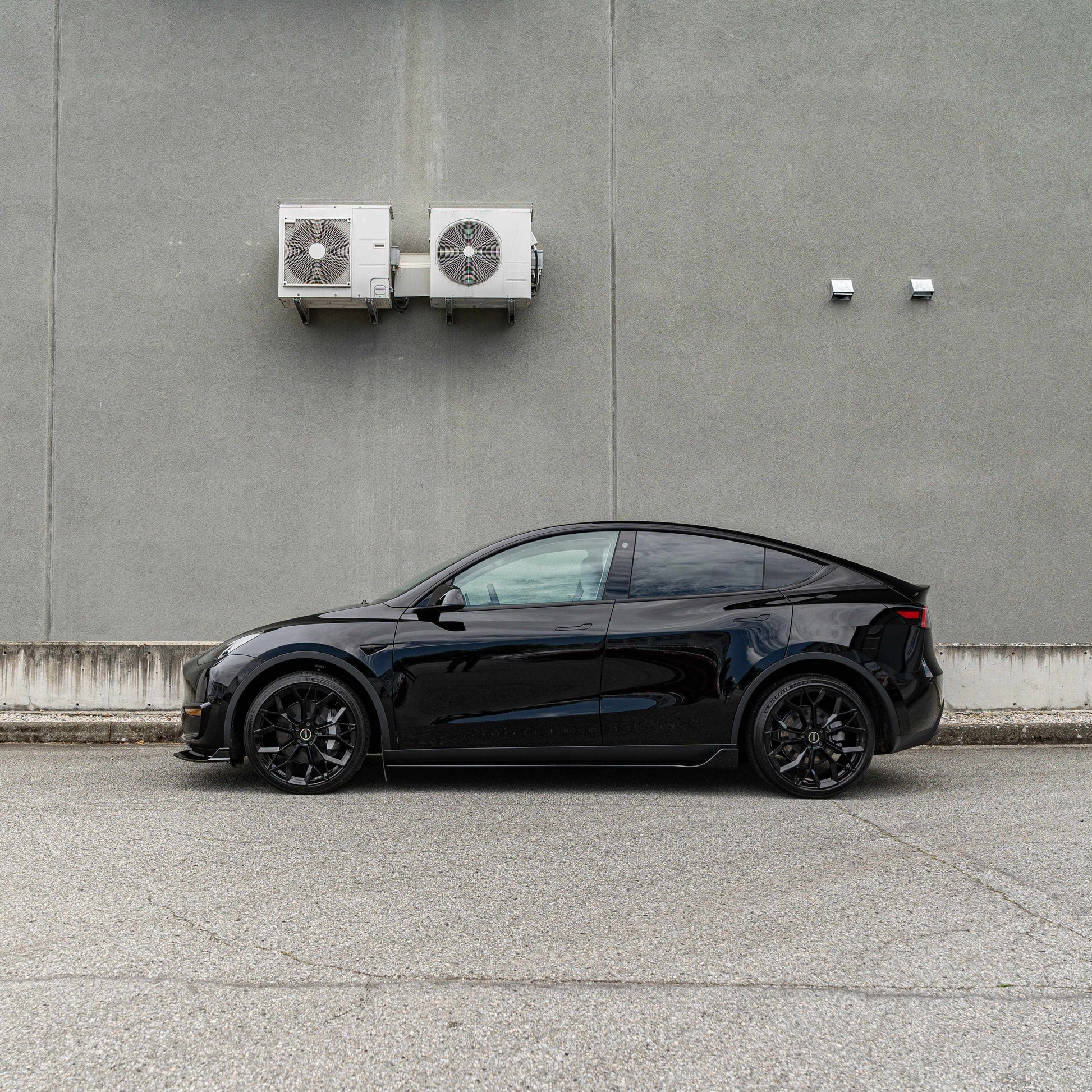 Model Y Sport Side Skirt Extensions - Gloss/Matte Black